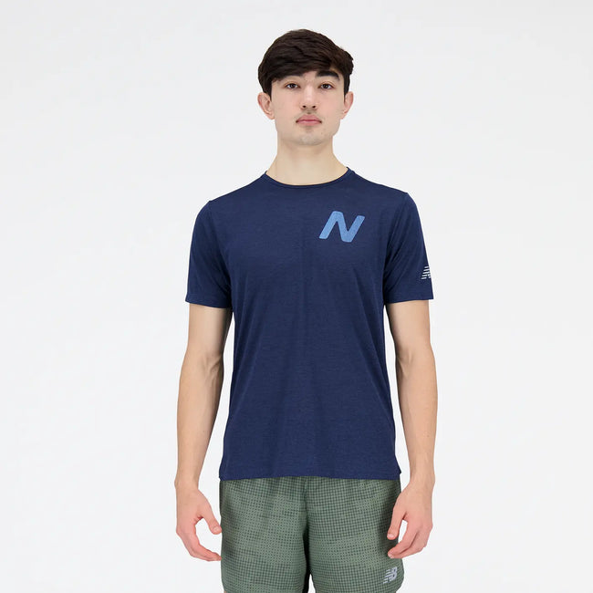 New Balance Herren Graphic Impact Run Short Sleeve Farbe: Navy / Multi