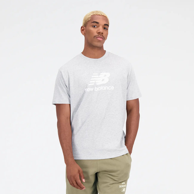 New Balance Herren Essentials Stacked Logo T-Shirt Farbe: Athletic Grey